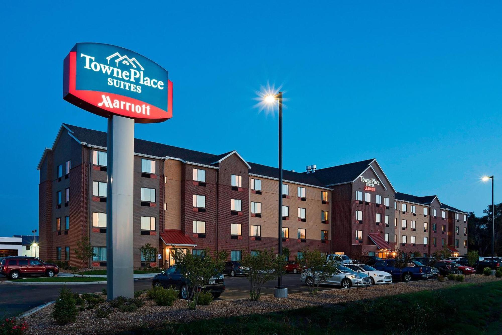 Towneplace Suites By Marriott Додж Сити Екстериор снимка