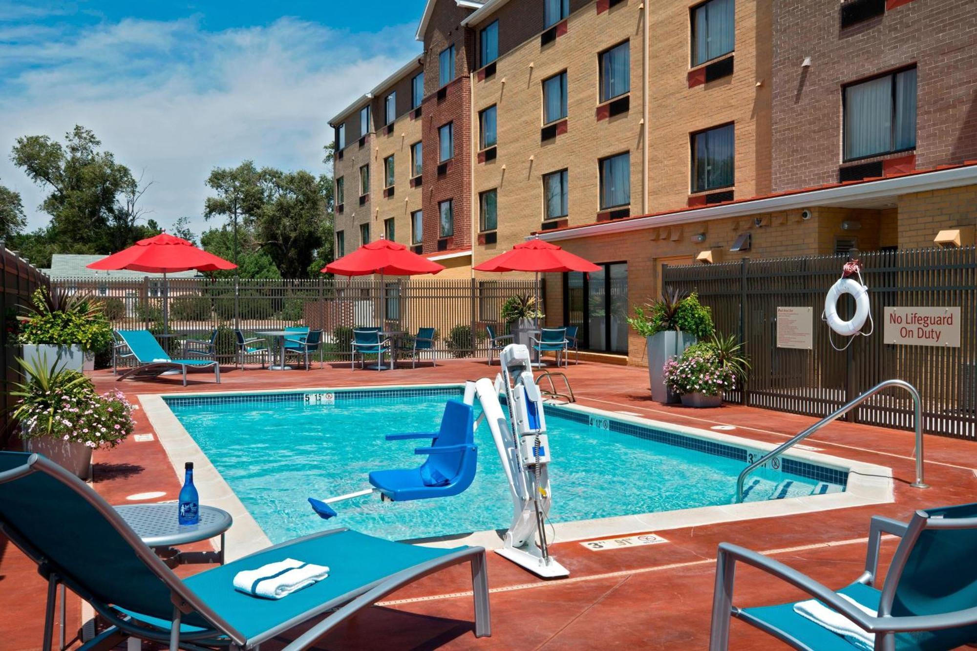 Towneplace Suites By Marriott Додж Сити Екстериор снимка