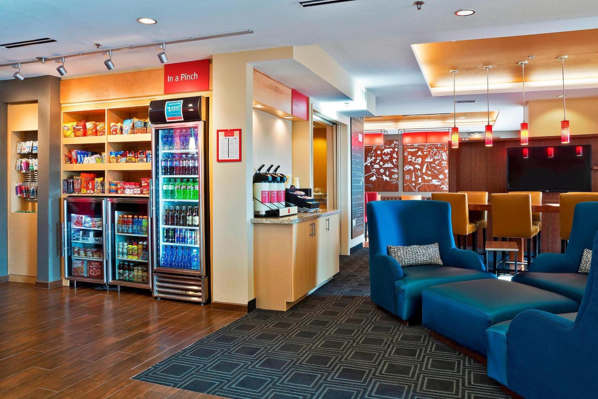 Towneplace Suites By Marriott Додж Сити Екстериор снимка