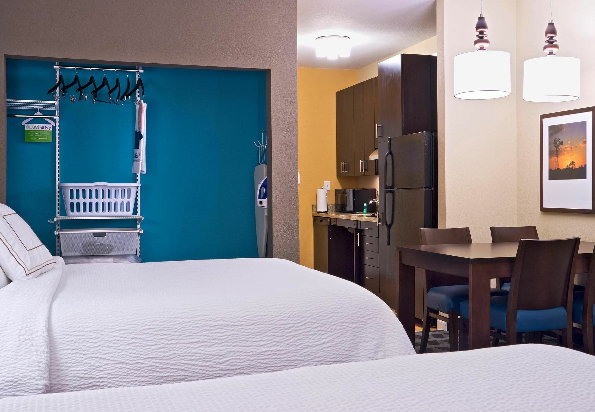 Towneplace Suites By Marriott Додж Сити Екстериор снимка