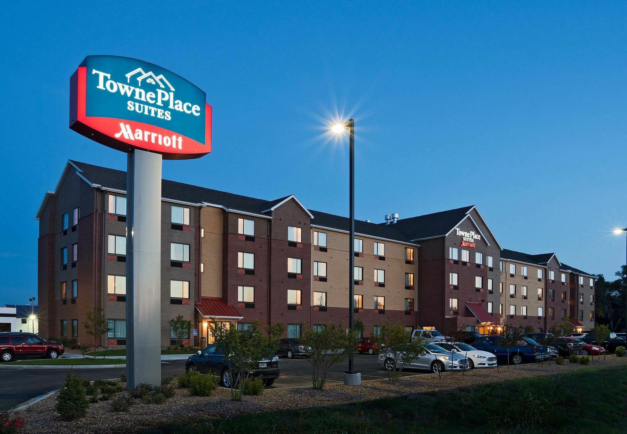 Towneplace Suites By Marriott Додж Сити Екстериор снимка